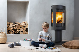 Jøtul F 370 V2 Advance wood heater installed in a family living room