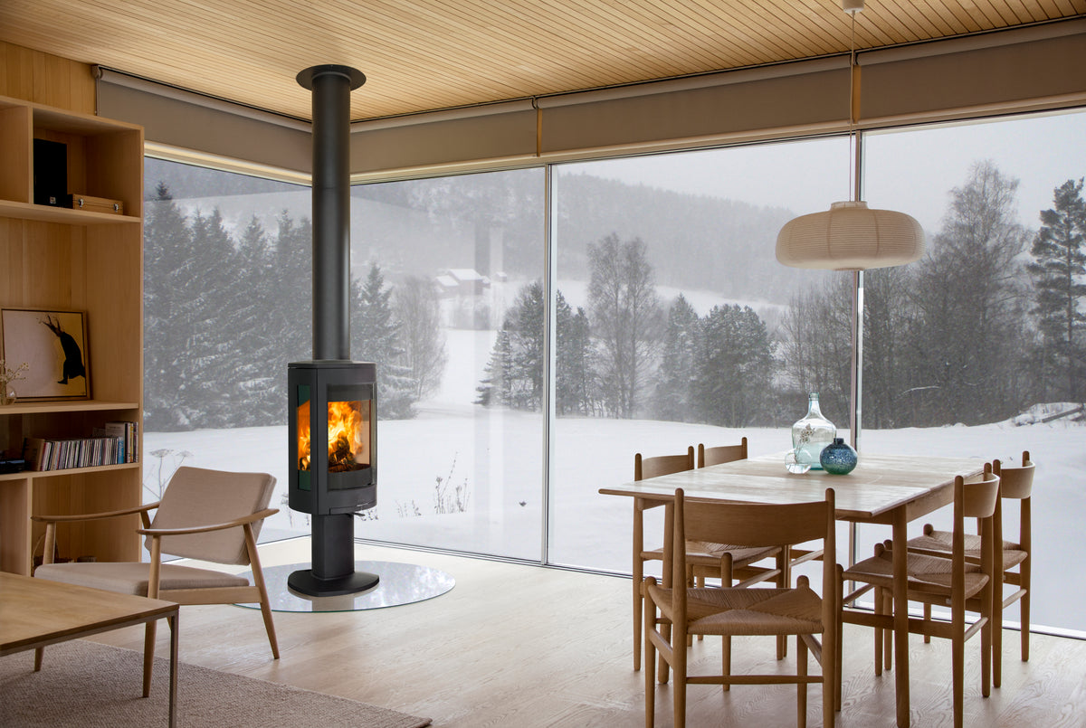 Jøtul F 370 V2 Advance wood heater warming a dining area in winter