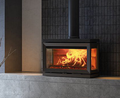 Jøtul F 620 wood heater installed in a modern home with panoramic three-sided fire view