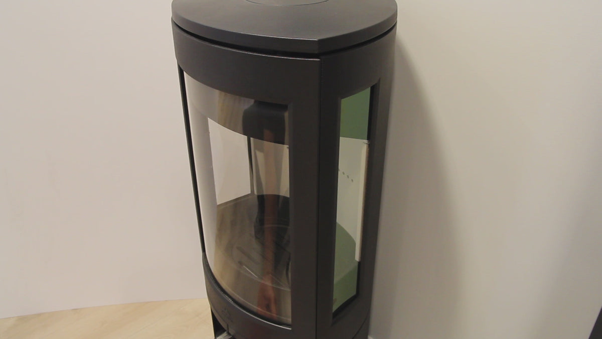 Jøtul F 370 V2 Advance wood heater door and three-sided firebox demonstration